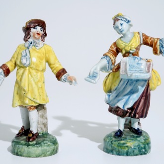 Een paar polychrome figuren van krantenverkopers in Delftse stijl, Noord-Frankrijk, 19e eeuw