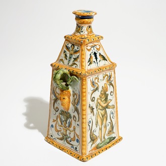 Een vierkante fles in Italiaanse majolica, Urbino, 16e eeuw