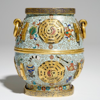Een Chinese verguld bronzen en cloisonné hu vaas, Jiaqing merk en mogelijk periode, 19e eeuw