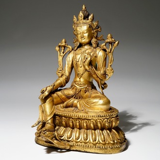 Een Sino-Tibetaanse vergulde bronzen figuur van Groene Tara, (Syamatara),18/19e eeuw