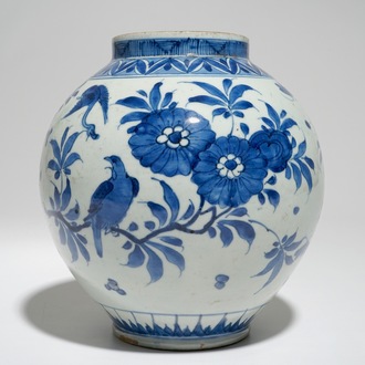 Un vase en porcelaine de Japon bleu et blanc de forme globulaire, Edo, 17ème