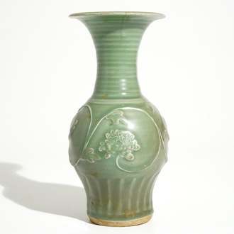 Un vase en grès emaillé celadon aux pivoines, Chine, Longquan, fin Song ou Ming