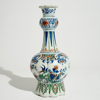 A Dutch Delft garlic neck vase in cashmire palette, 17/18th C.