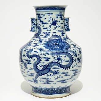 Un vase de forme hu aux dragons en porcelaine de Chine bleu et blanc, 19ème