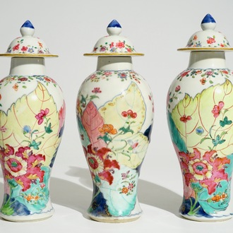 Un ensemble de trois vases et couvercles en porcelaine de Chine famille rose à décor "Feuille de Tabac", Qianlong