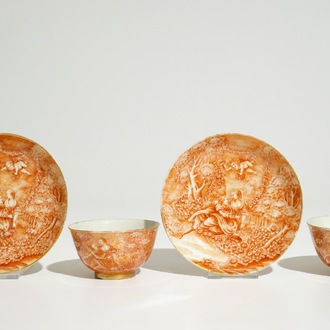 Une paire de tasses et soucoupes en porcelaine de Chine d'exportation à décor romantique, Qianlong