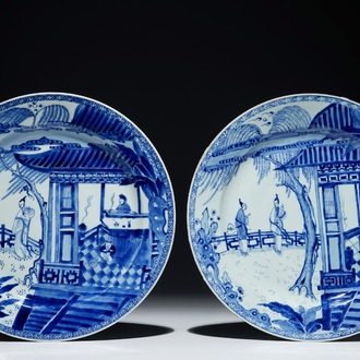 Een paar Chinese blauw-witte schotels met scène uit "De Romance van de Westelijke Kamer", Yongzheng