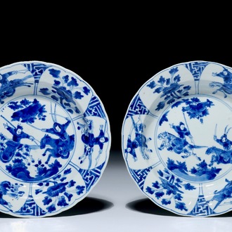 Een paar Chinese blauw-witte borden met strijders te paard, Kangxi merk en periode