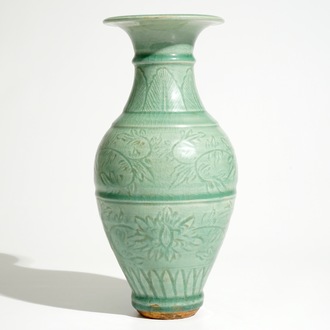 Un vase à décor incisé en céladon de Longquan, Chine, Song ou Ming