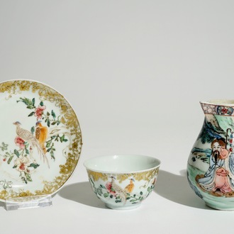 Un pot à lait et une tasse et soucoupe en porcelaine de Chine famille rose, Yongzheng/Qianlong