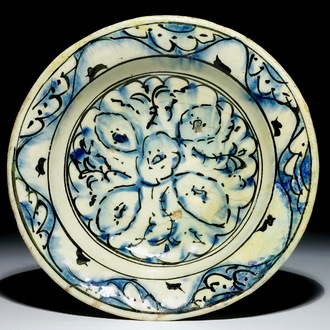 Un plat en faïence d'Iznik à décor en bleu et noir, Turquie, 17ème