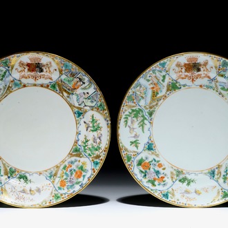 Une paire d'assiettes armoriées en porcelaine de Chine famille verte, 19ème