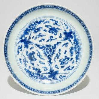Une assiette en porcelaine de Chine bleu et blanc à décor de grues, Kangxi
