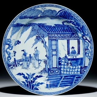 Un plat en porcelaine de Chine bleu et blanc à décor de "La Romance de la chambre de l'ouest", Yongzheng