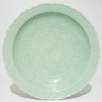 Un plat en porcelaine de Chine monochrome céladon à décor floral, Qianlong