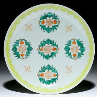 Une assiette en porcelaine de Chine famille verte aux symboles "shou", 19ème