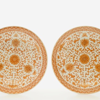Een paar Chinese ijzerrode schotels met floraal decor, 19/20e eeuw