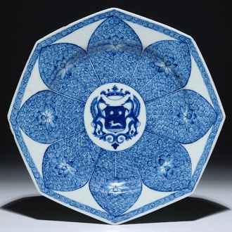 Une assiette octogonale en faïence de Chine bleu et blanc aux armoiries de "de Haze", Yongzheng/Qianlong