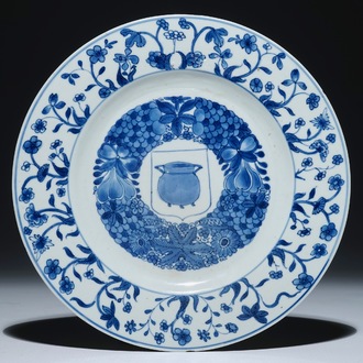 Une assiette en porcelaine de Chine bleu et blanc aux armoiries de "Potken", Kangxi, 1662-1722