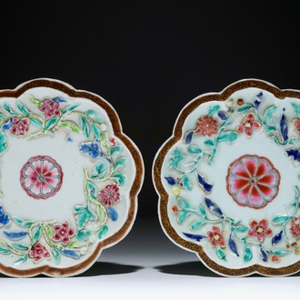 Une paire de supports pour théières en porcelaine de Chine famille rose à décor en relief, Yongzheng