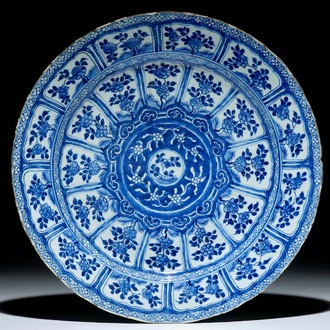 Een Chinese blauw-witte schotel met florale vakverdeling, Kangxi