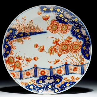 A Dutch Delft doré chinoiserie plate, 18th C.
