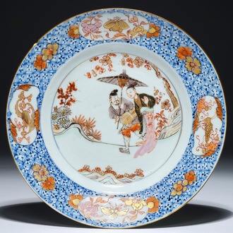 Een Chinees rose-Imari bord met lange lijs en bediende met parasol, Yongzheng