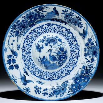 Un grand plat à ombilic en faïence de Delft bleu et blanc, vers 1690