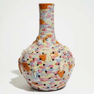 Un vase ajouré à double parois en porcelaine de Chine famille rose, 19ème