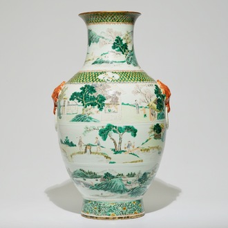 Un grand vase en porcelaine de Chine famille verte à décor de paysages et calligraphie, 19ème