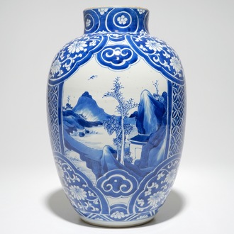 Un vase en forme d'olive en porcelaine de Chine bleu et blanc, Kangxi