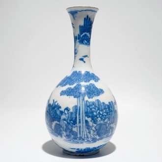 Un vase bouteille en faïence de Delft bleu et blanc à décor chinoiserie, 17ème