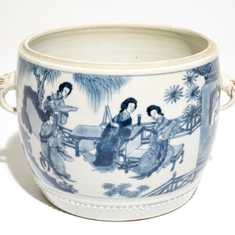 Un pot à deux anses en porcelaine de Chine bleu et blanc, Kangxi