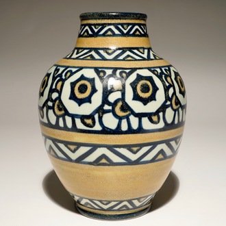 Un vase en grès aux fleurs stylisées, Charles Catteau pour Boch Frères Keramis, ca. 1924