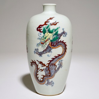 Un vase meiping aux dragons en porcelaine de Chine doucai, 20ème