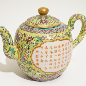 Une théière en porcelaine de Chine famille rose à décor calligraphie, marque de Jiaqing, 19/20ème