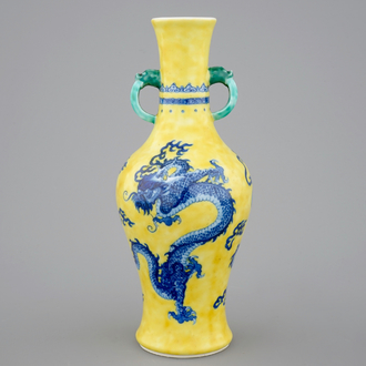 Un vase en porcelaine de Chine à décor d'un dragon en bleu et blanc sur fond jaune, 19/20ème