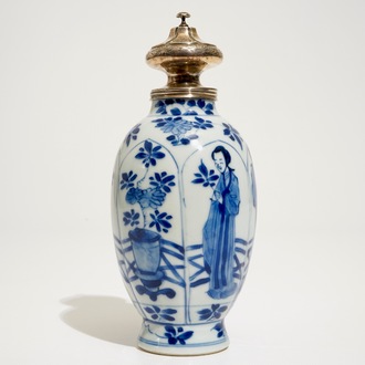 Une boîte à thé en porcelaine de Chine bleu et blanc monté d'argent, Kangxi