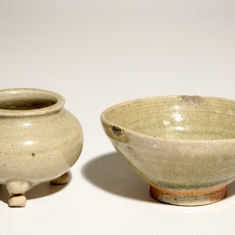 Un brûle-parfum tripod et un petit bol de type céladon, Chine, prob. Yuan ou Ming