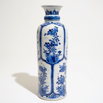 Un vase rouleau en porcelaine de Chine bleu et blanc, Kangxi