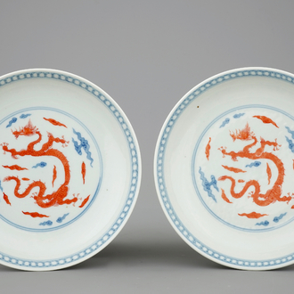 Une paire d'assiettes aux dragons en porcelaine de Chine bleu et blanc et rouge de fer, marque de Yongzheng mais prob. 19ème