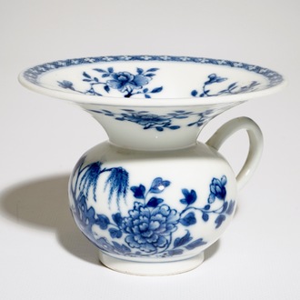 Un crachoir en porcelaine de Chine bleu et blanc à décor floral, Qianlong