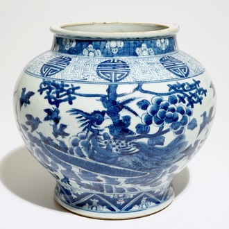 Un vase de forme balustre en porcelaine de Chine bleu et blanc à décor de phénix et symboles shou, 19ème