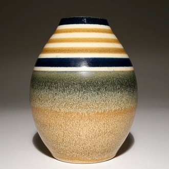 Un vase en grès à décor minimaliste, Charles Catteau pour Boch Frères Keramis, ca. 1933