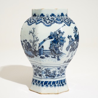 Un vase de forme octogonale en faïence de Delft bleu et blanc, 17ème