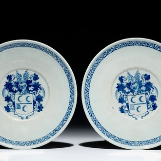 Une paire d'assiettes armoriées en faïence de Delft bleu et blanc, 17ème