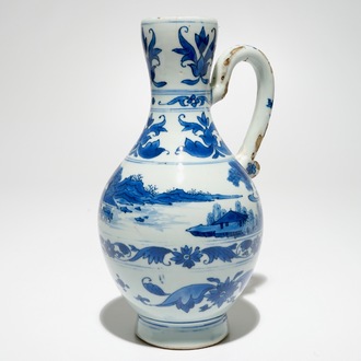 Une verseuse en porcelaine de Chine bleu et blanc à décor de paysages, époque Transition, Chongzhen