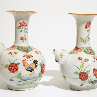 Une paire de kendis en porcelaine de Chine famille rose à décor de coqs, Qianlong