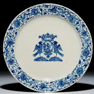 Une assiette armoriée en faïence de Delft bleu et blanc, 17ème