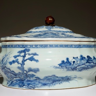 Une terrine et son couvercle en porcelaine de Chine bleu et blanc, Qianlong